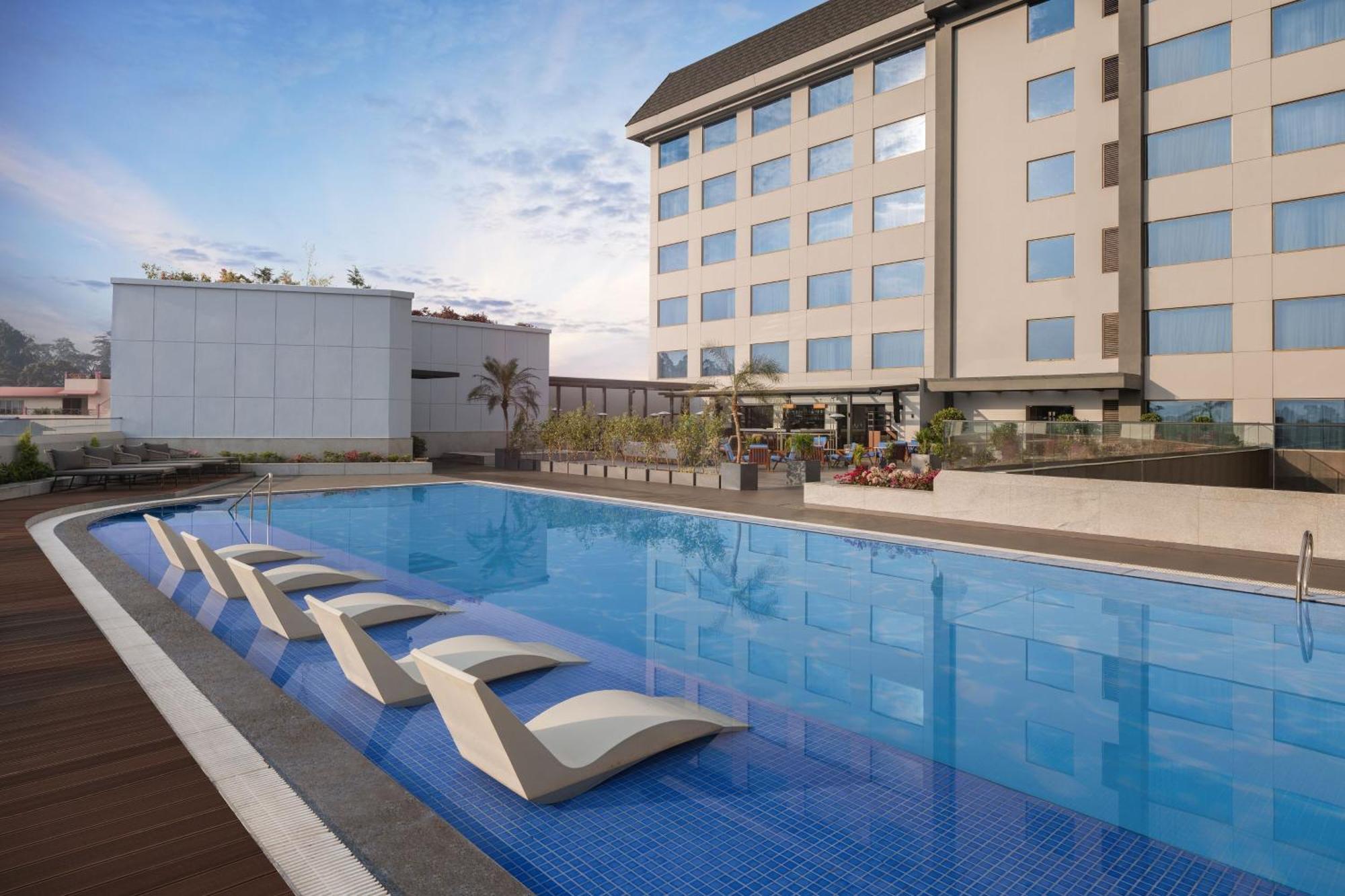 Hotel Courtyard By Marriott Shillong Exterior foto